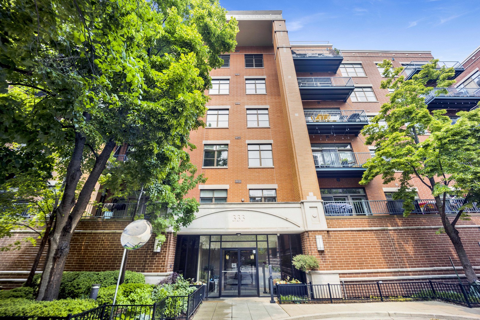 333 N Jefferson Street Unit: 407