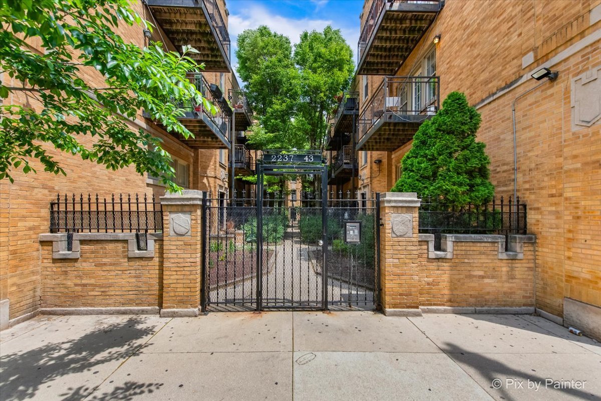 2241.5 N Lincoln Avenue Unit: 3B