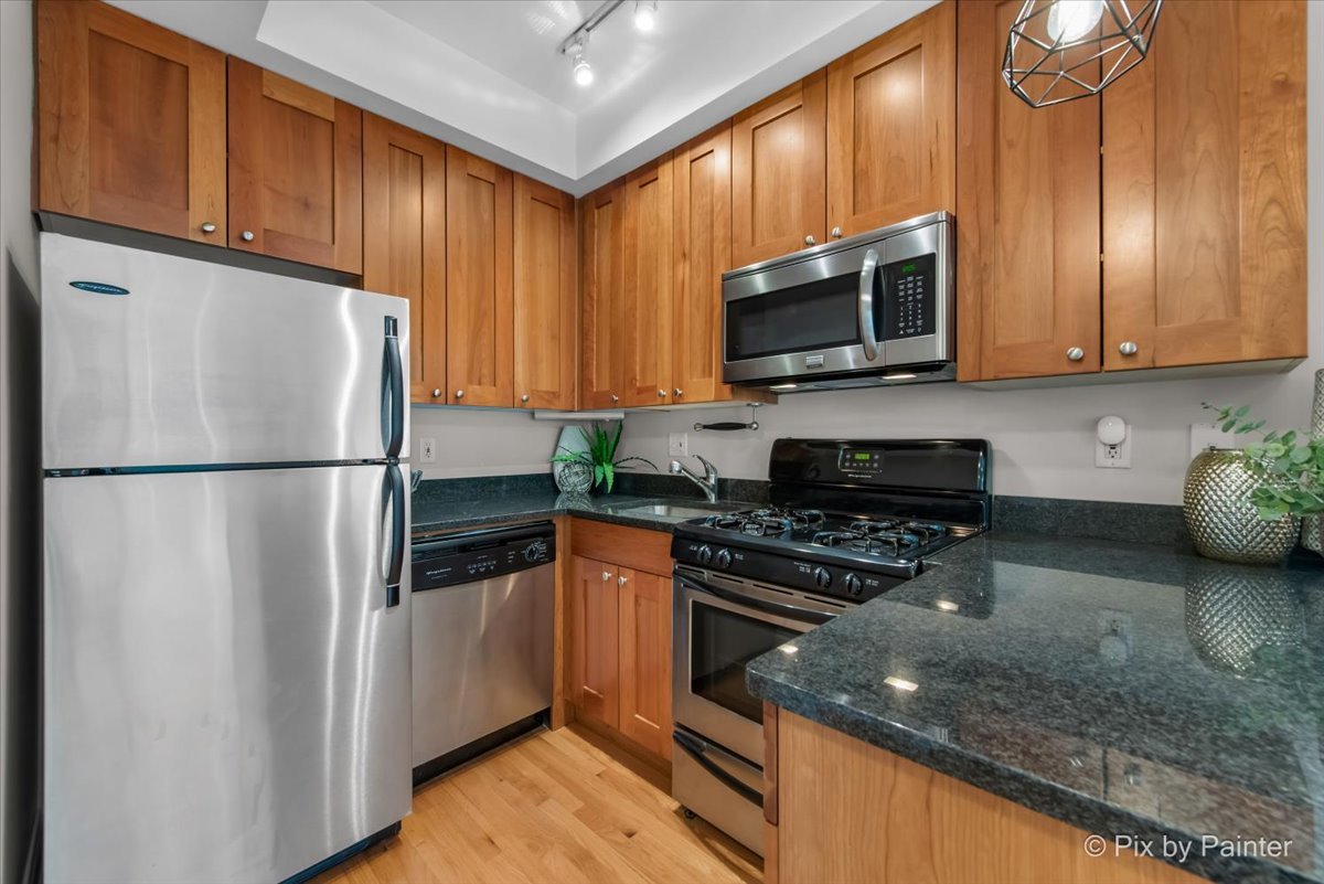 2241.5 N Lincoln Avenue Unit: 3B