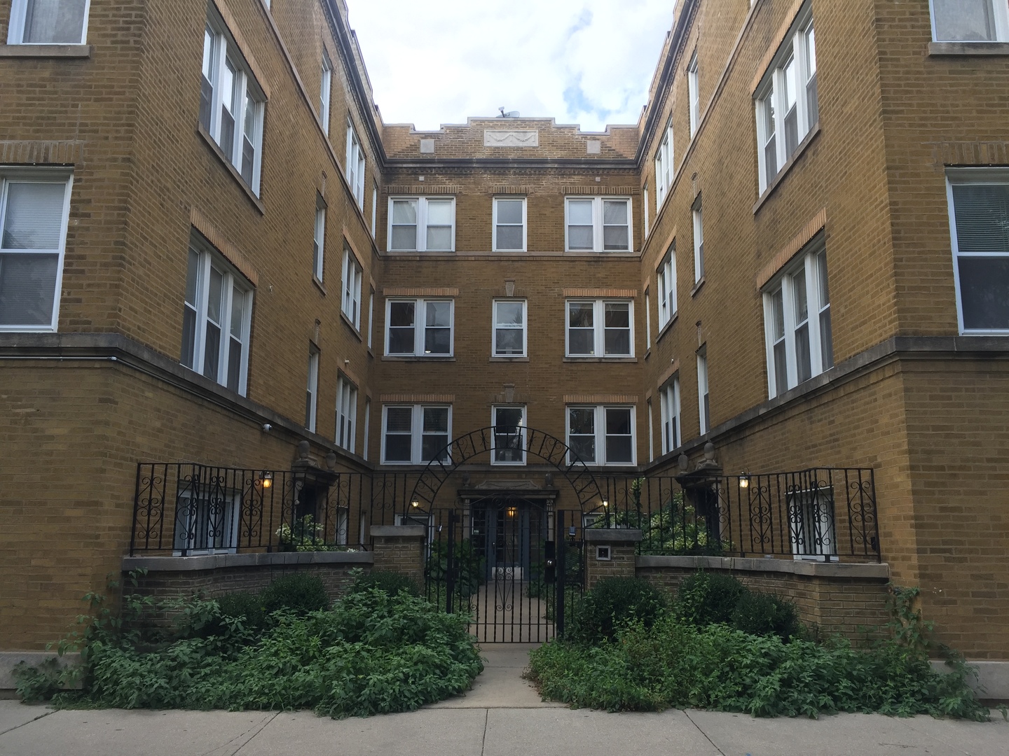 1436 W Roscoe Street Unit: 2