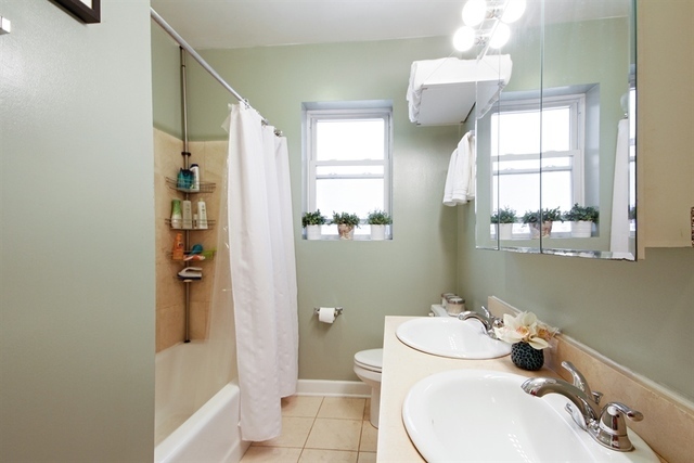 1436 W Roscoe Street Unit: 2