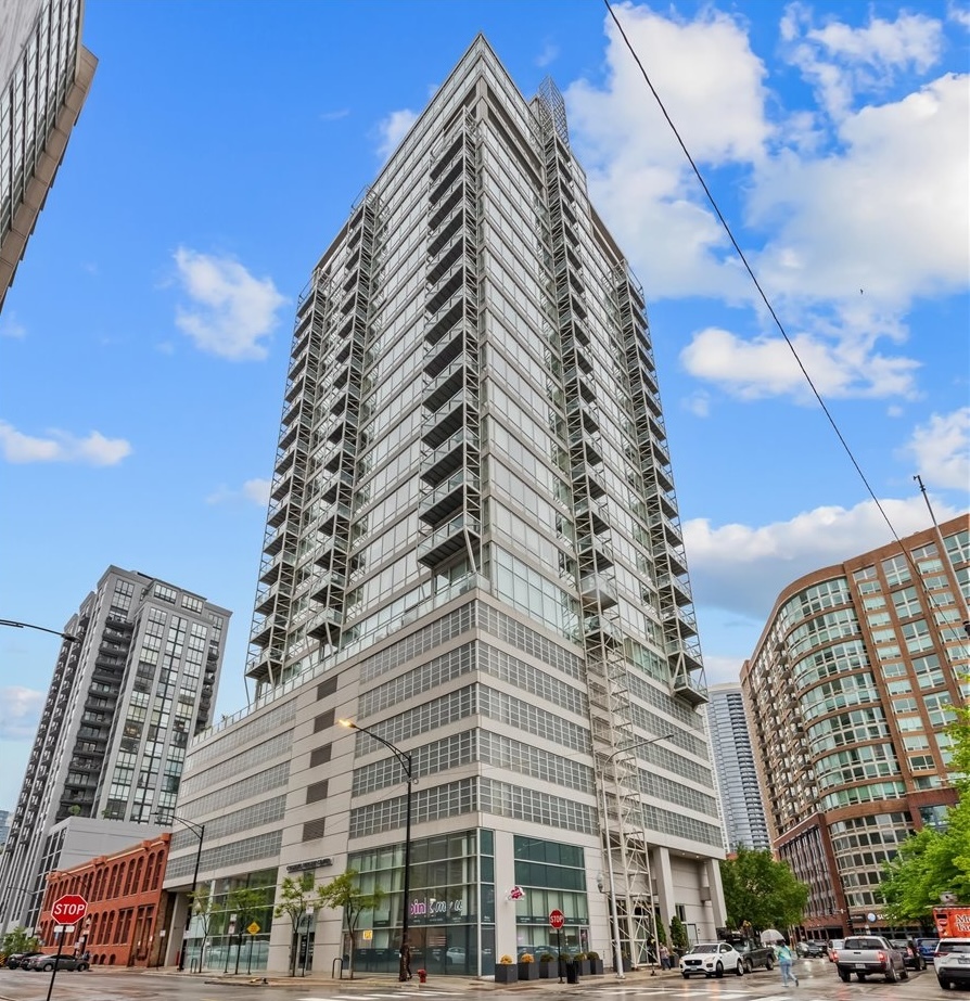 653 N Kingsbury Street Unit: 706