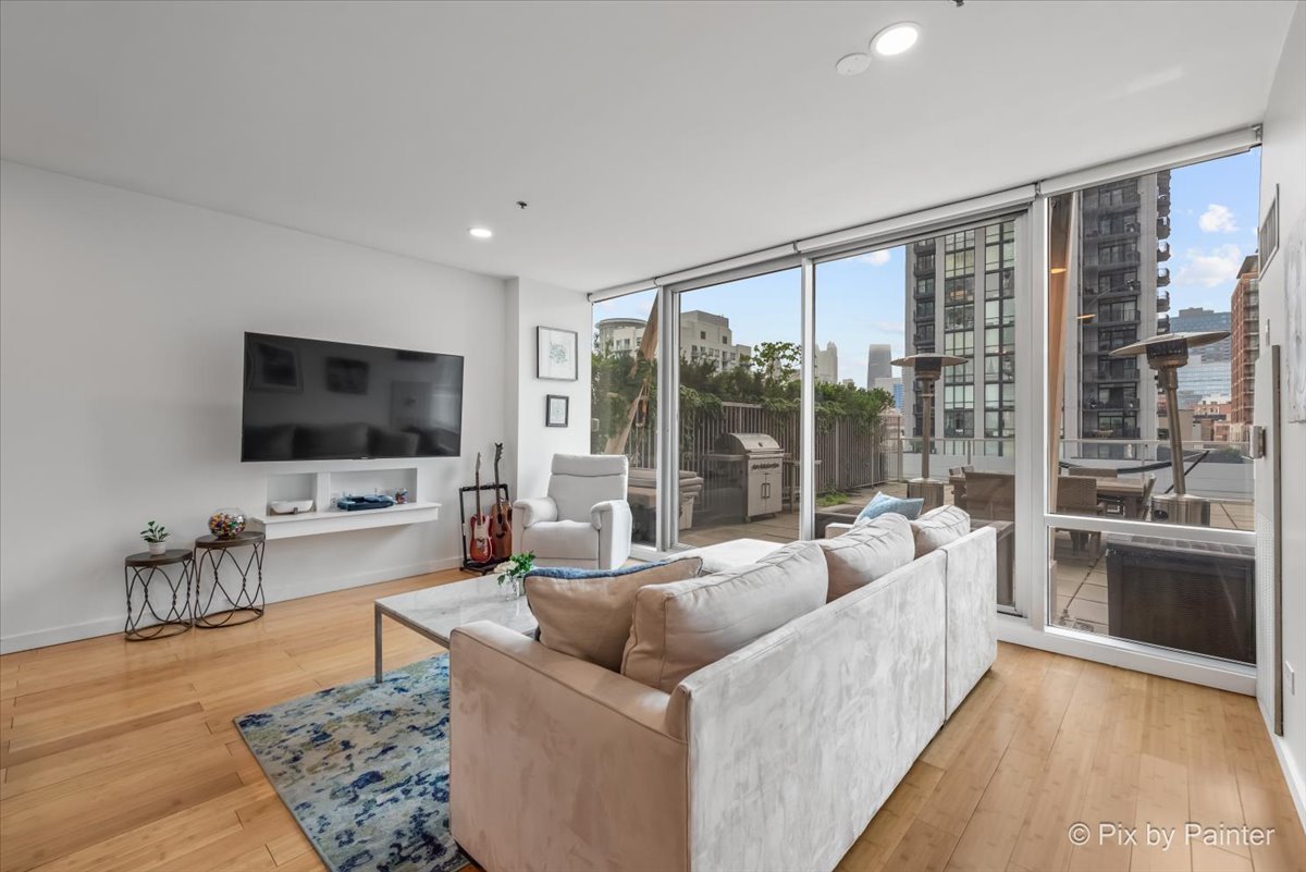 653 N Kingsbury Street Unit: 706