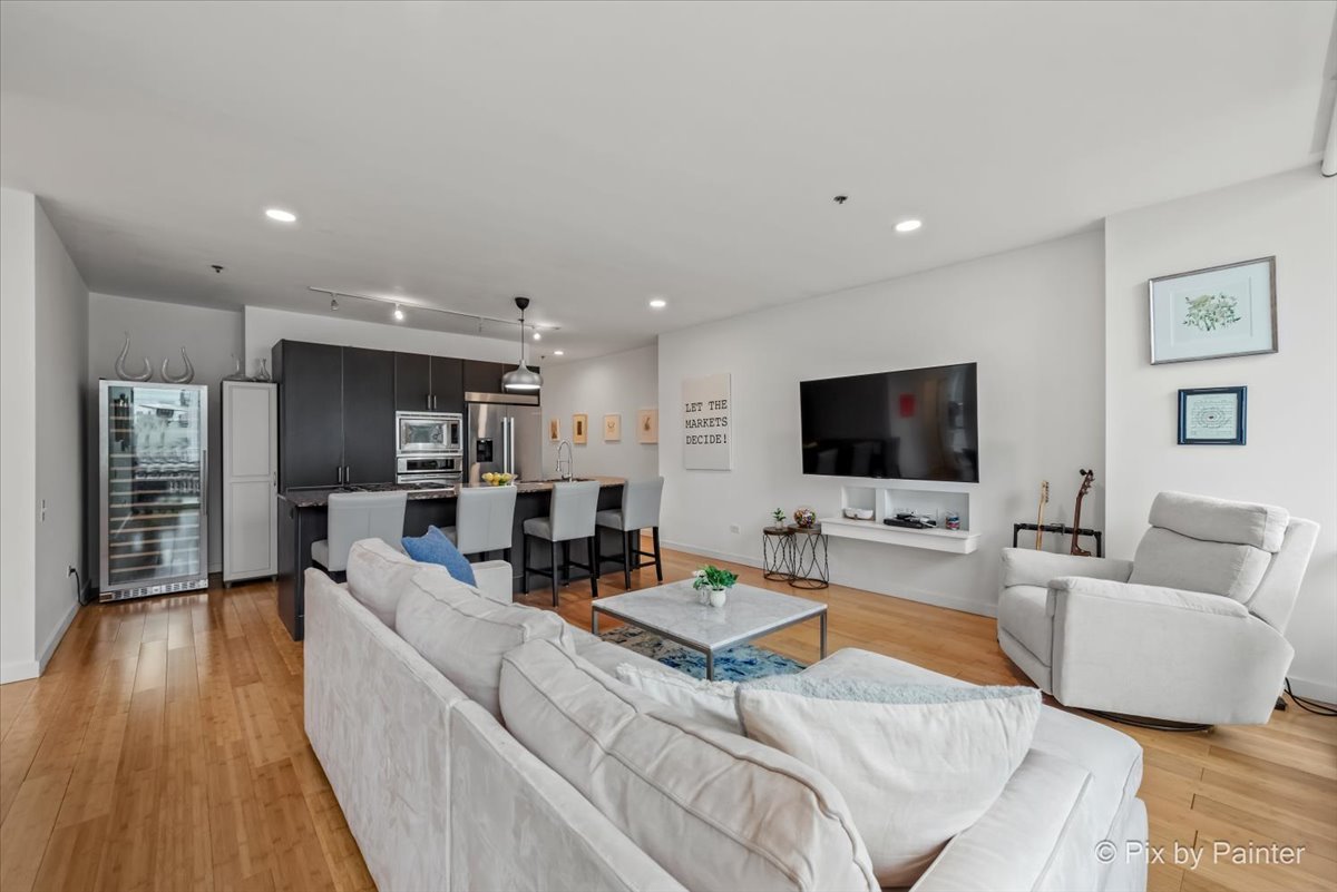 653 N Kingsbury Street Unit: 706