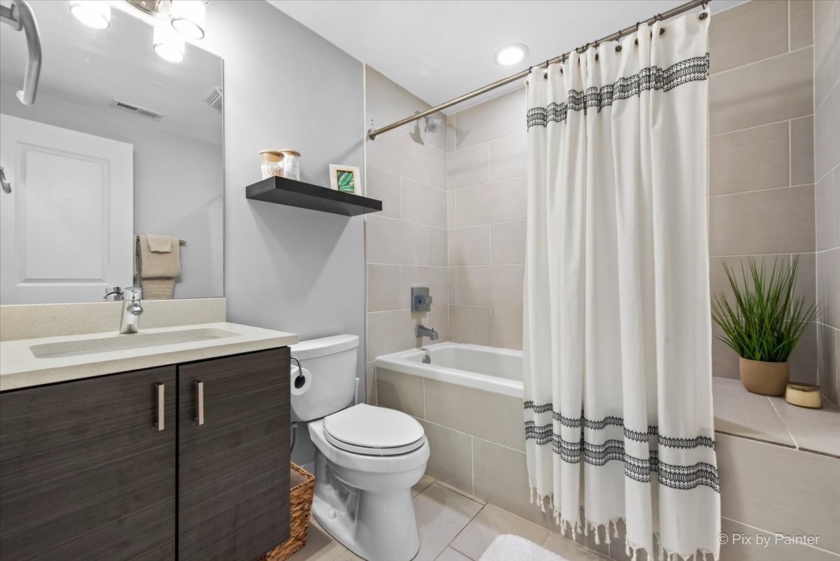 3004 W Lyndale Street Unit: 3E