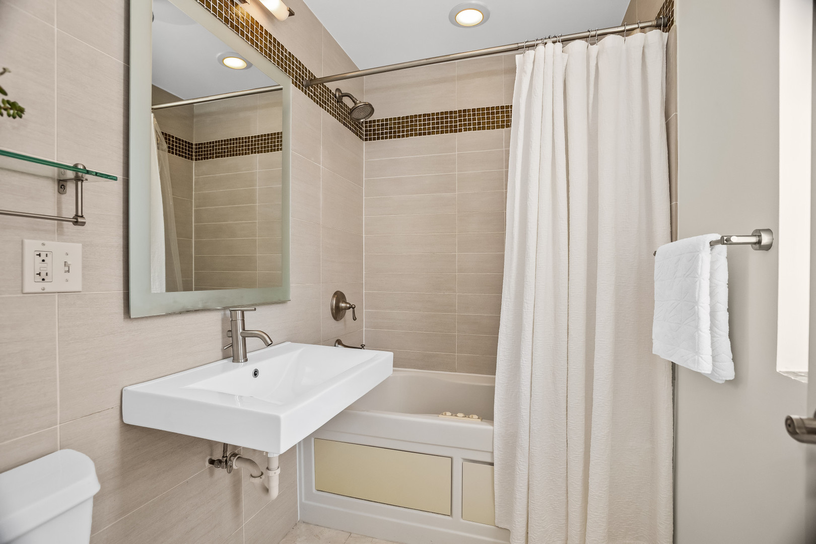 1475 W Winona Street Unit: 2