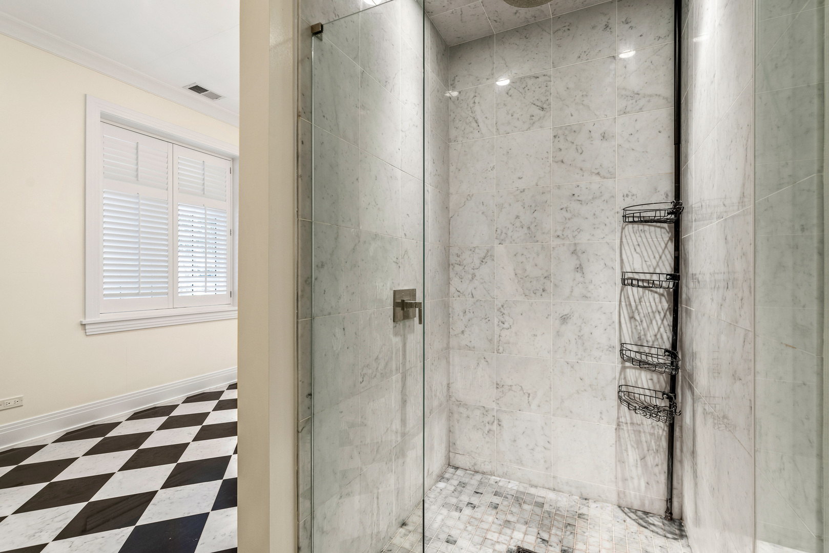 1028 W WOLFRAM Street Unit: 1F