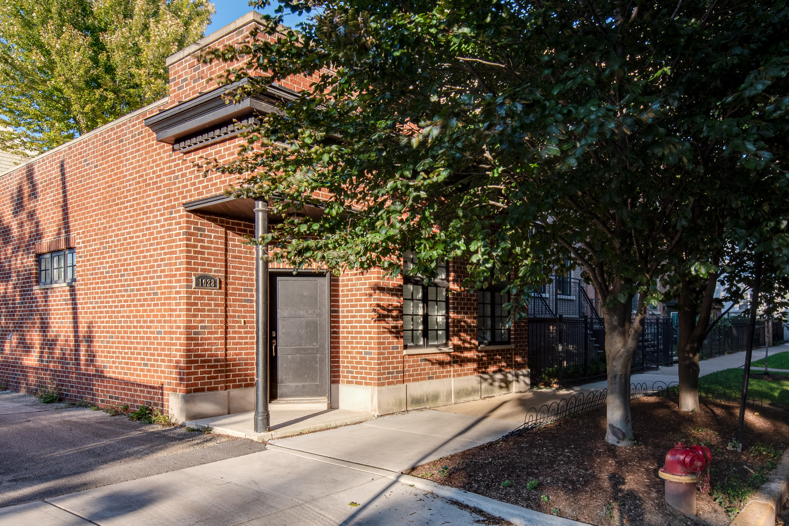 1028 W WOLFRAM Street Unit: 1F
