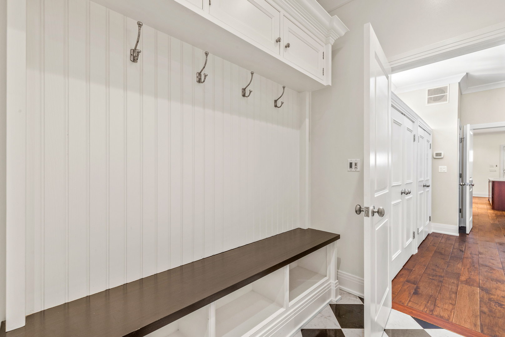 1028 W WOLFRAM Street Unit: 1F