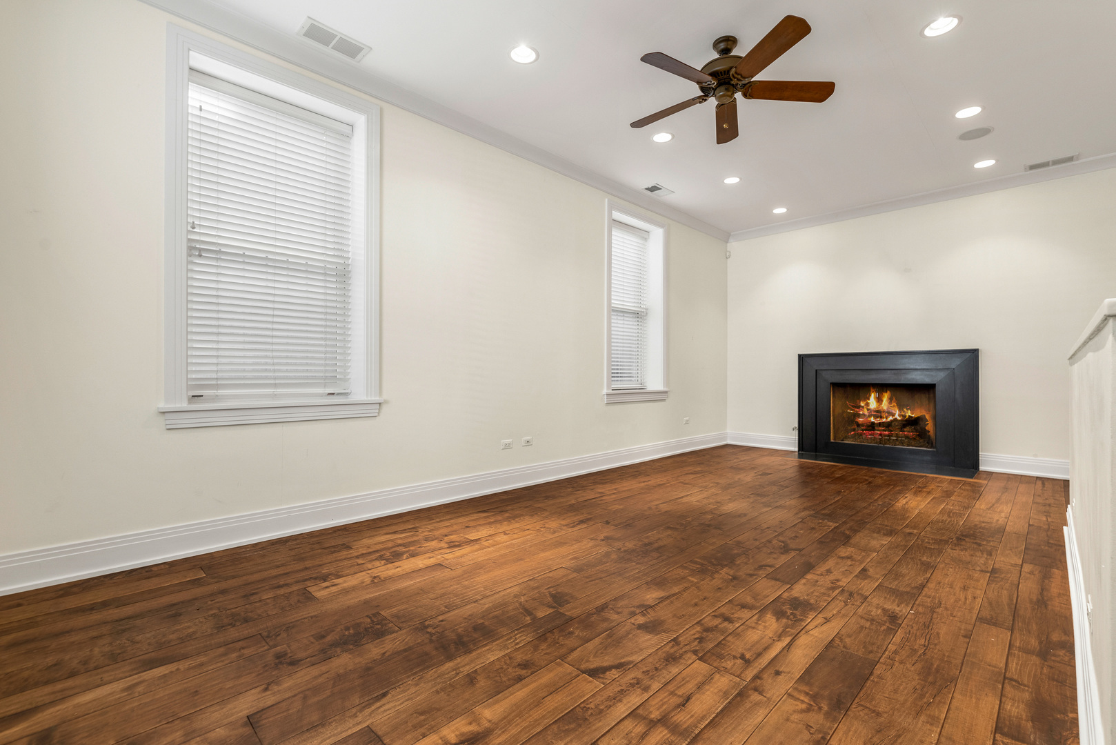 1028 W WOLFRAM Street Unit: 1F