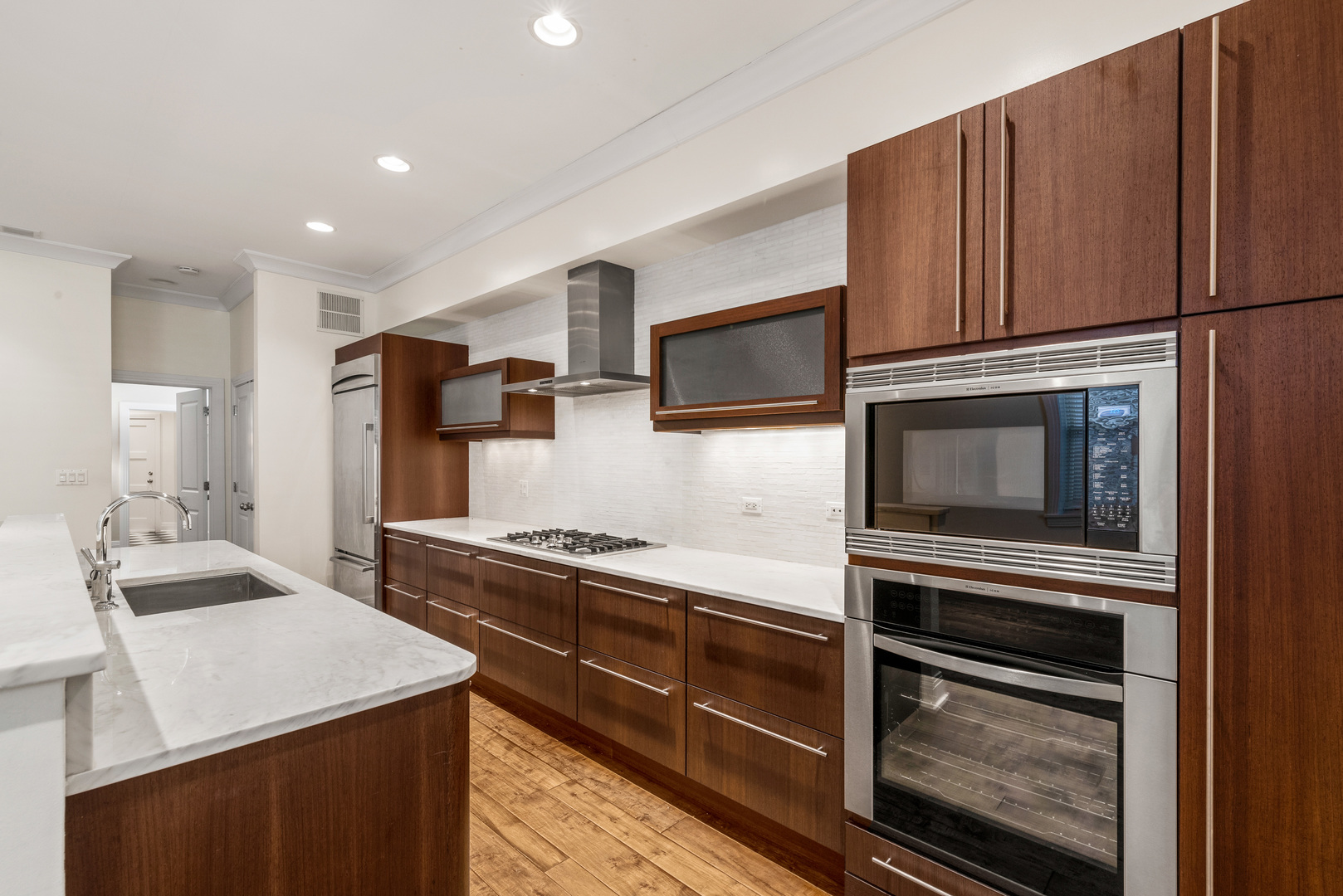 1028 W WOLFRAM Street Unit: 1F