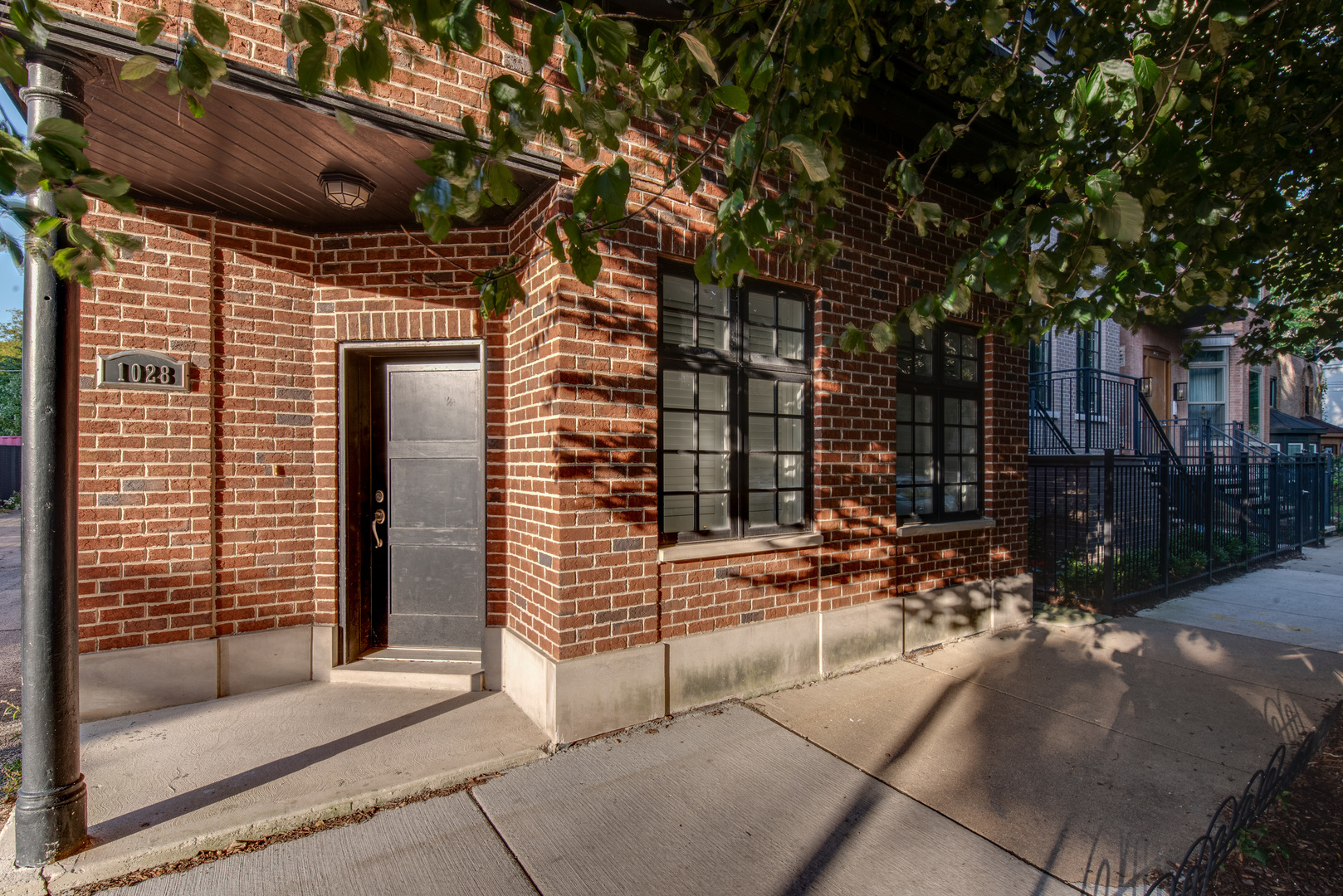 1028 W WOLFRAM Street Unit: 1F