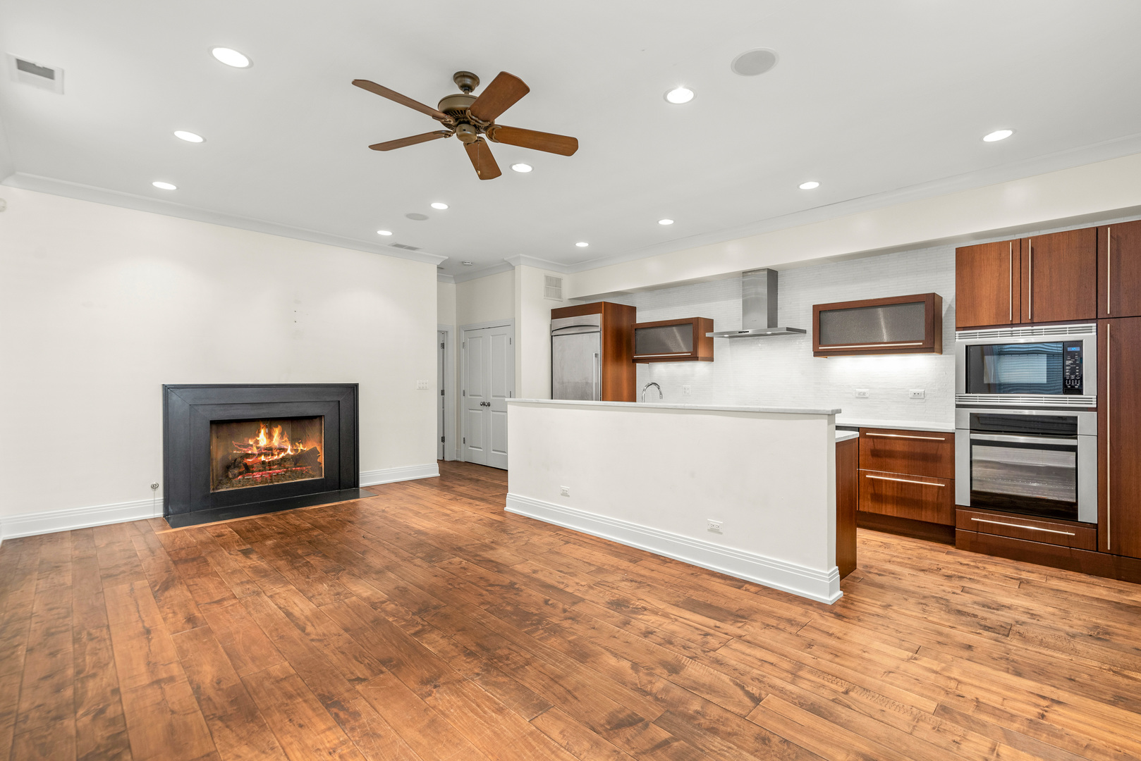 1028 W WOLFRAM Street Unit: 1F