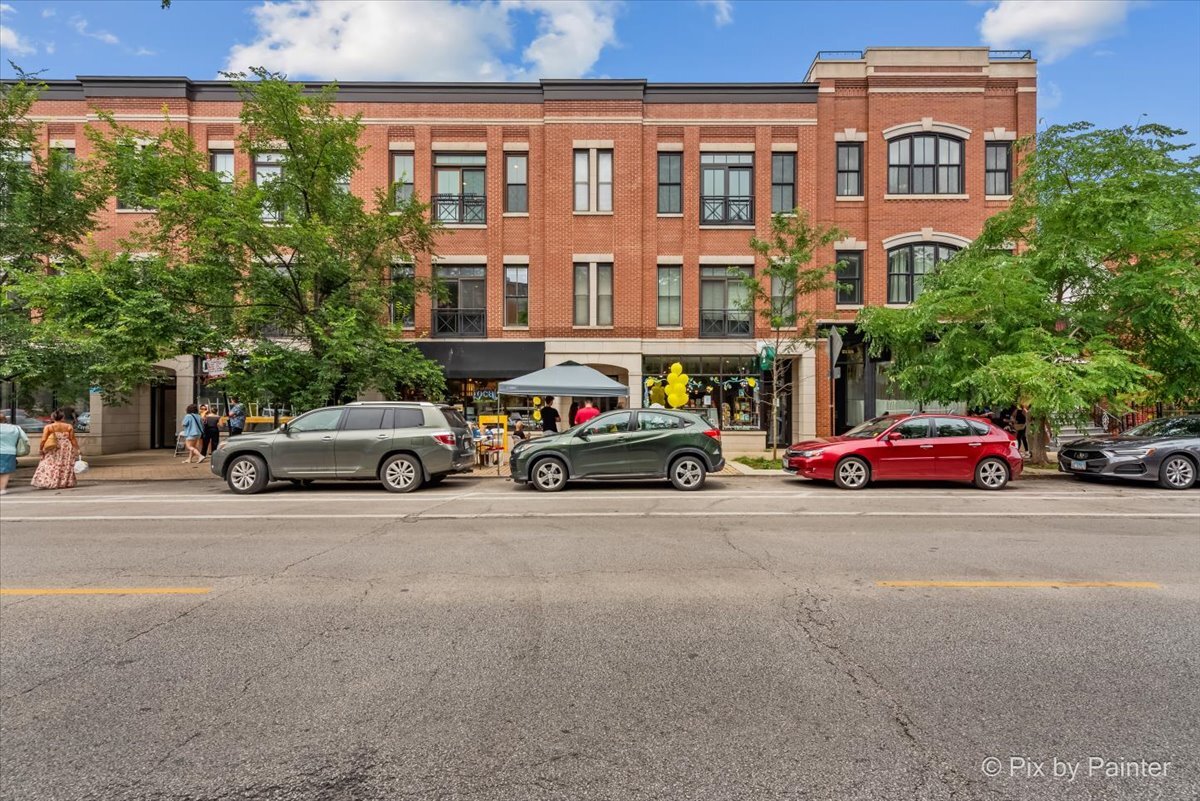 2142 W ROSCOE Street Unit: 3C