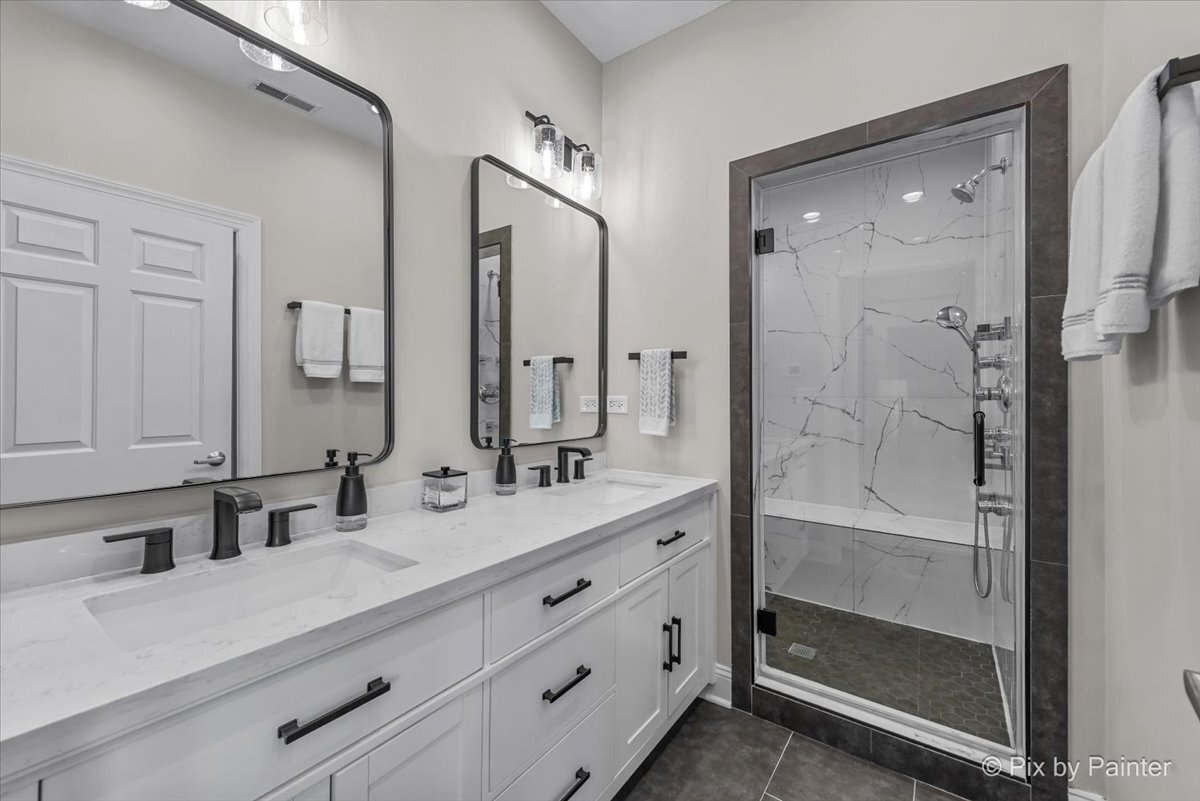 2142 W ROSCOE Street Unit: 3C