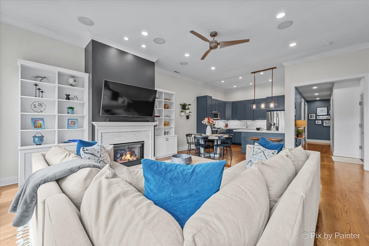 2142 W ROSCOE Street Unit: 3C