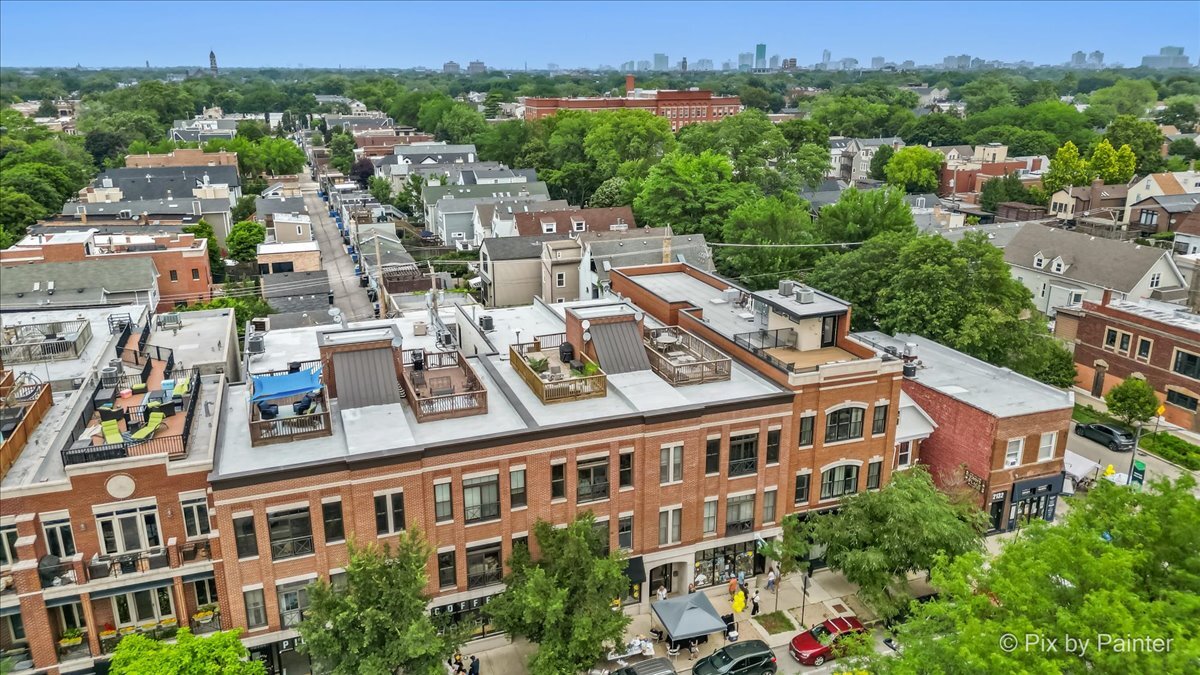 2142 W ROSCOE Street Unit: 3C