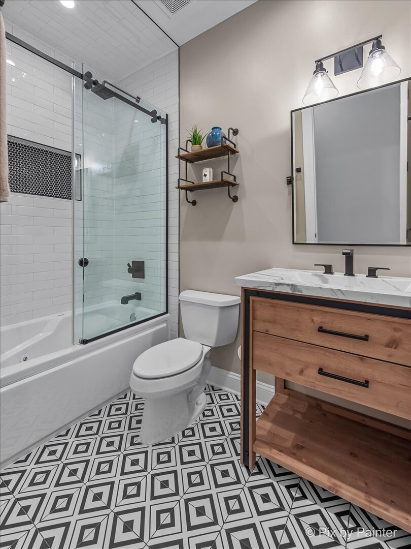 2142 W ROSCOE Street Unit: 3C