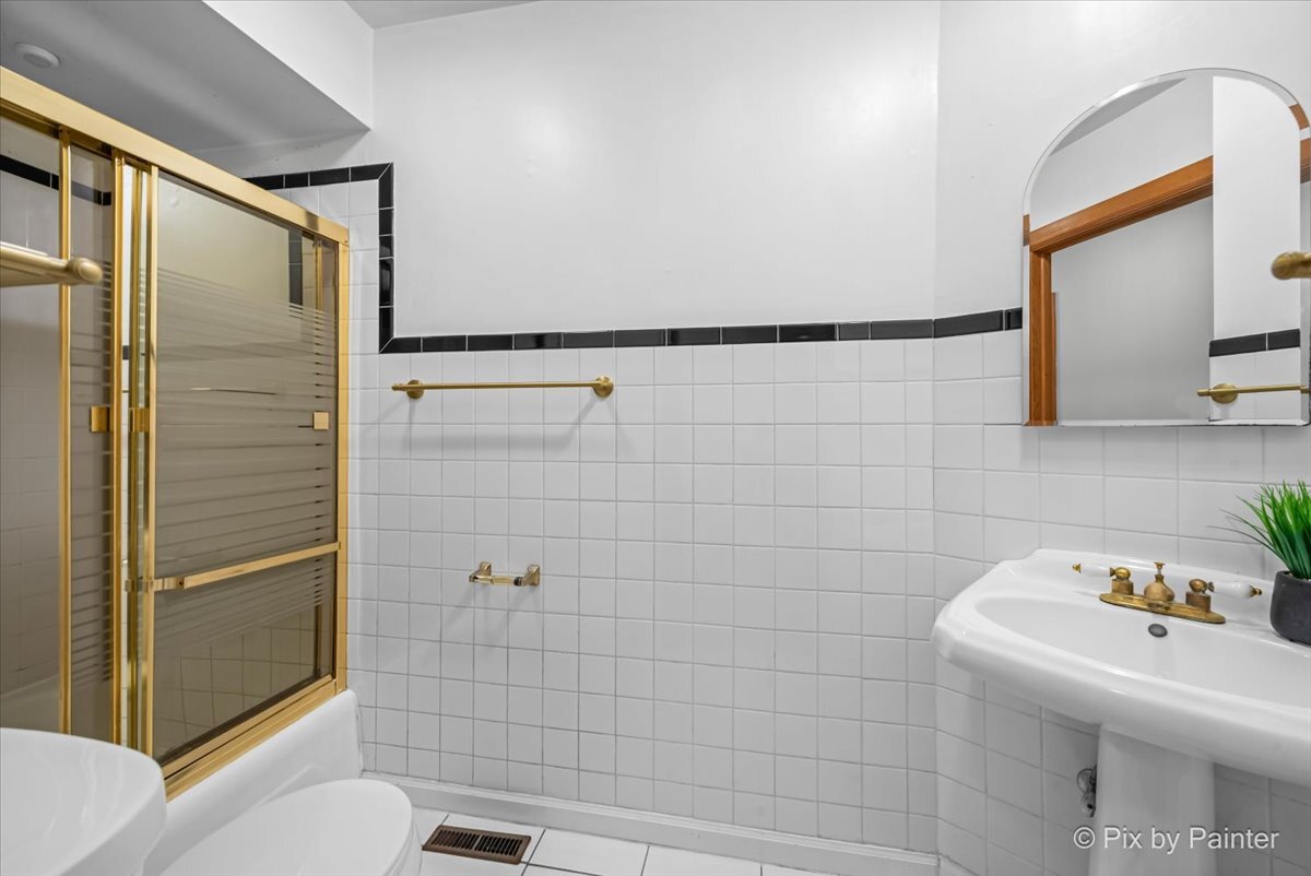 2123 N CLARK Street Unit: 3R