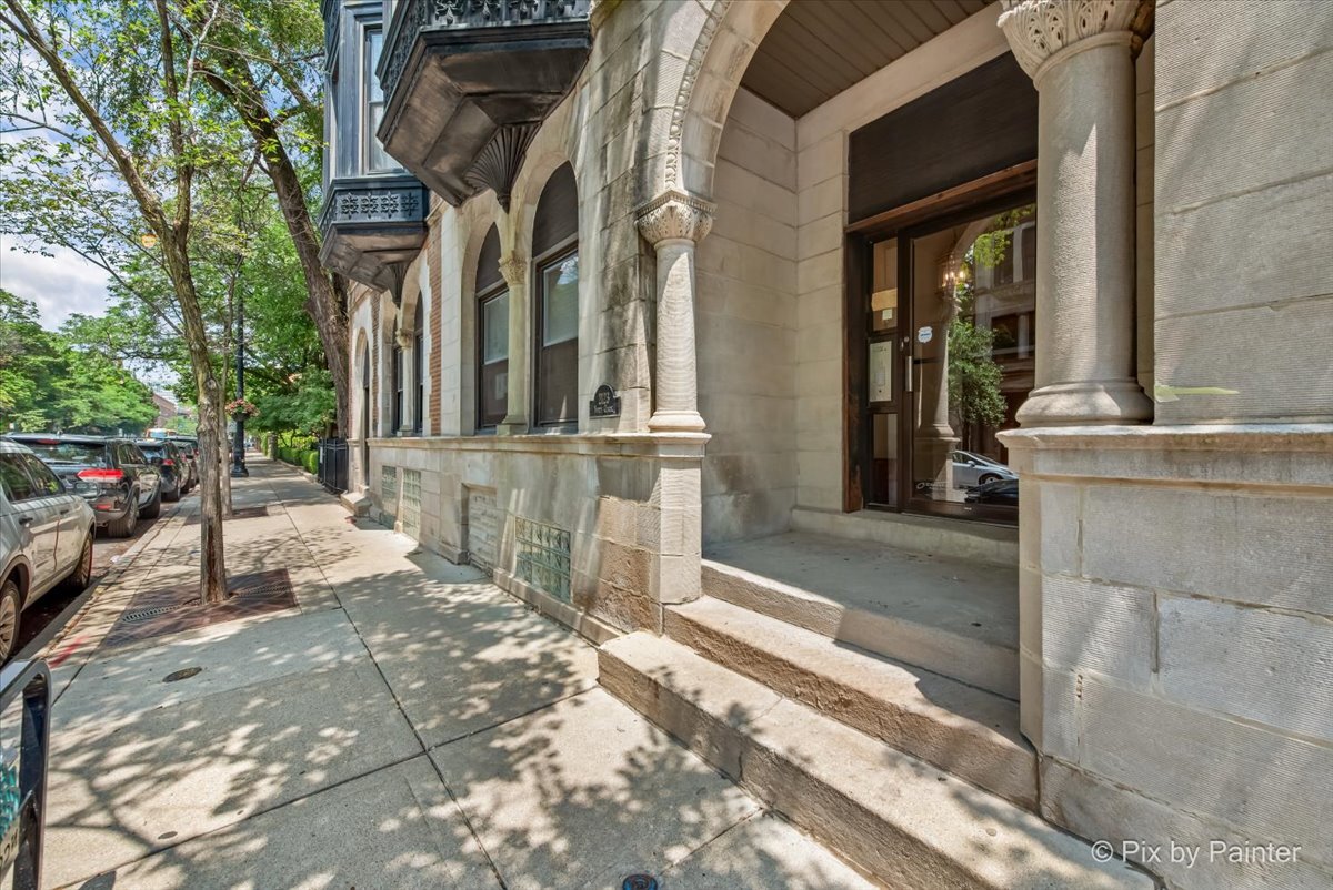 2123 N CLARK Street Unit: 3R