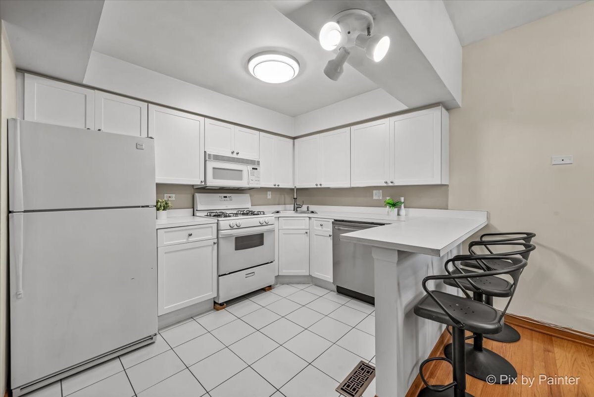 2123 N CLARK Street Unit: 3R
