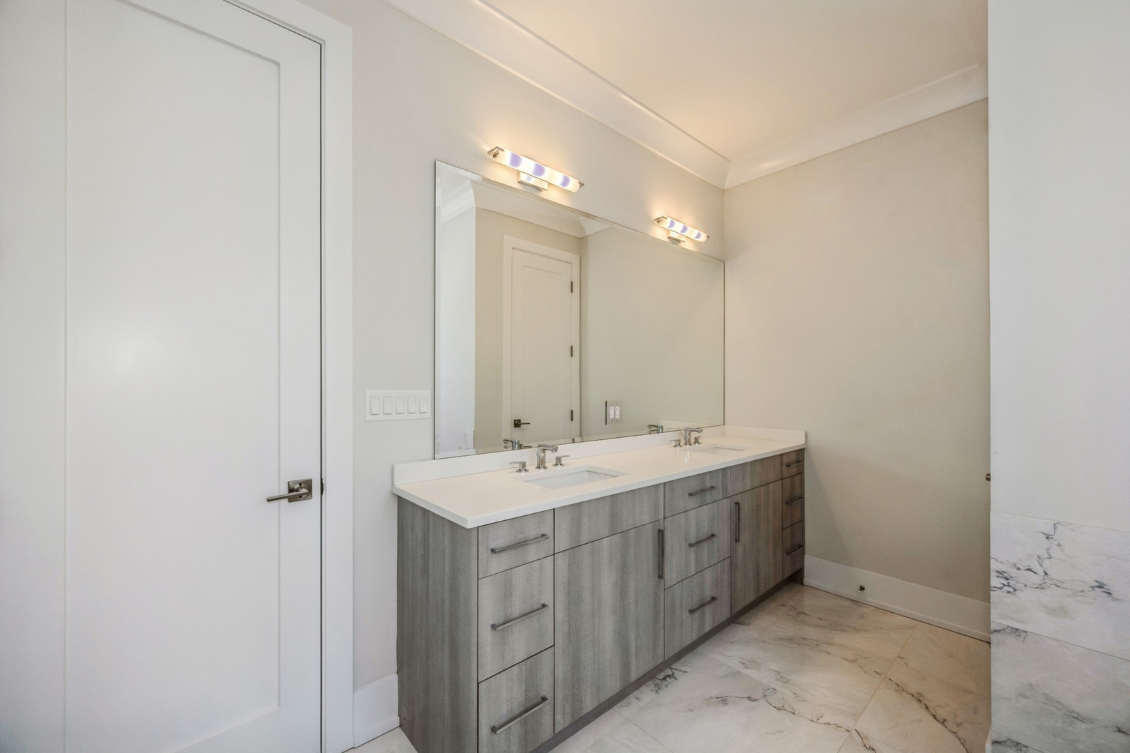 2018 W LEMOYNE Street Unit: 2W