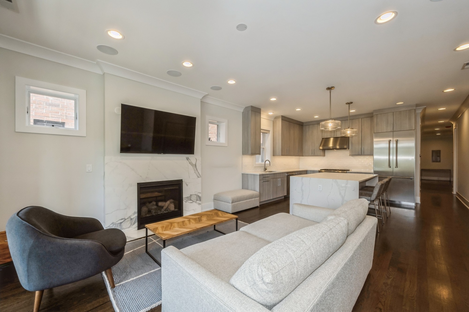 2018 W LEMOYNE Street Unit: 2W