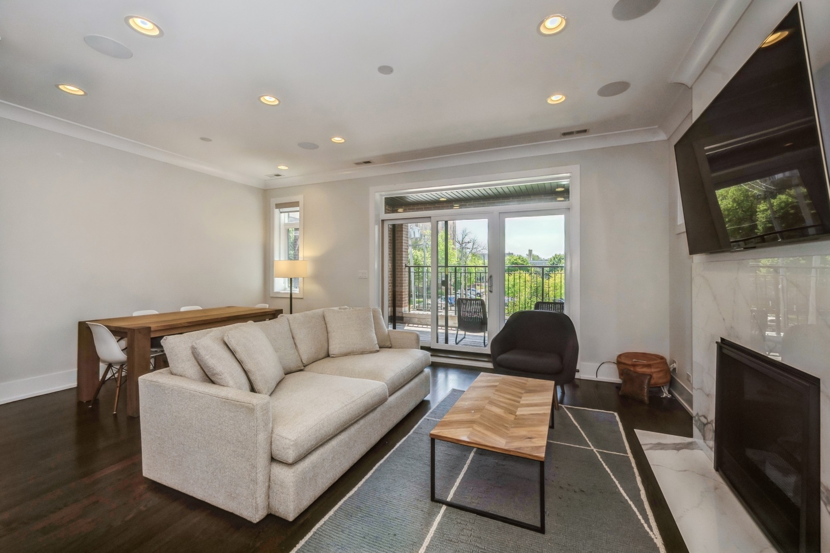 2018 W LEMOYNE Street Unit: 2W