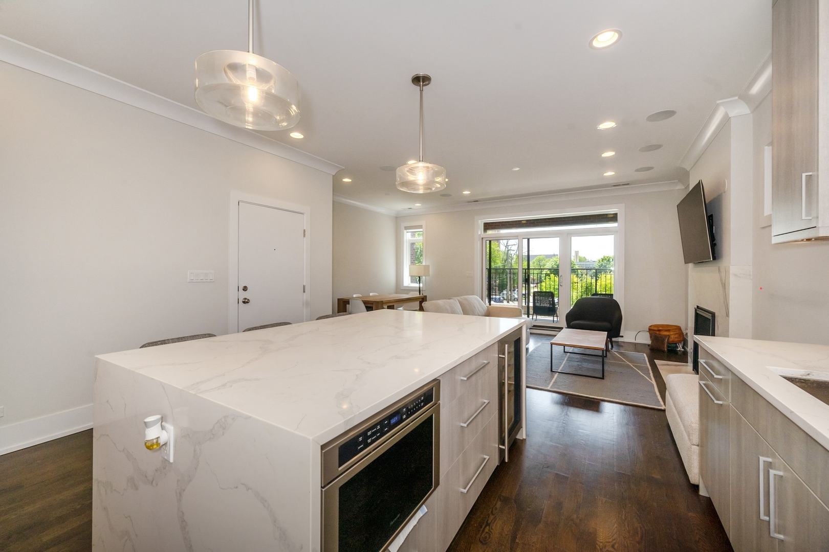 2018 W LEMOYNE Street Unit: 2W