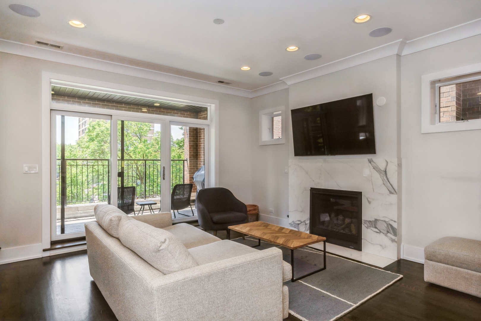 2018 W LEMOYNE Street Unit: 2W