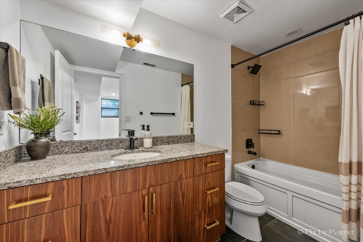 847 N DAMEN Avenue Unit: 1F
