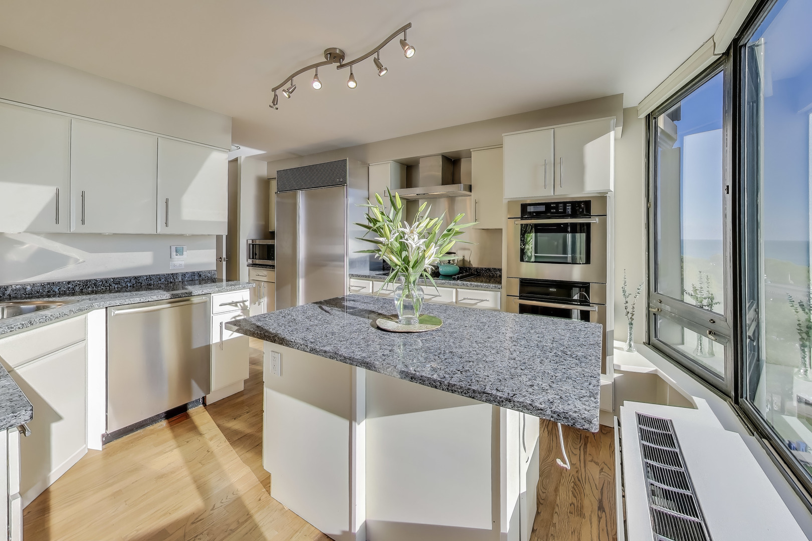 1555 N ASTOR Street Unit: 11SE