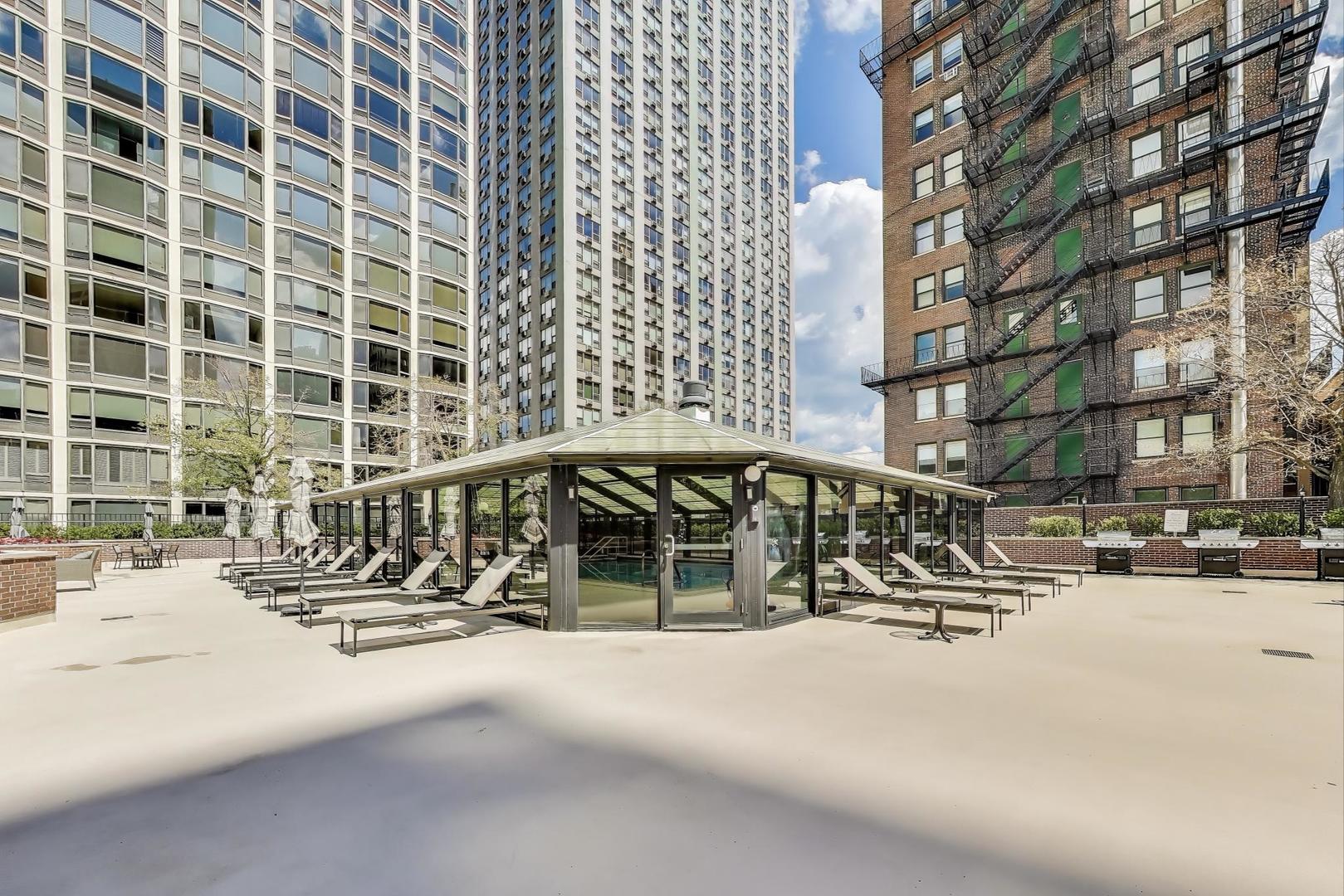 1555 N ASTOR Street Unit: 11SE