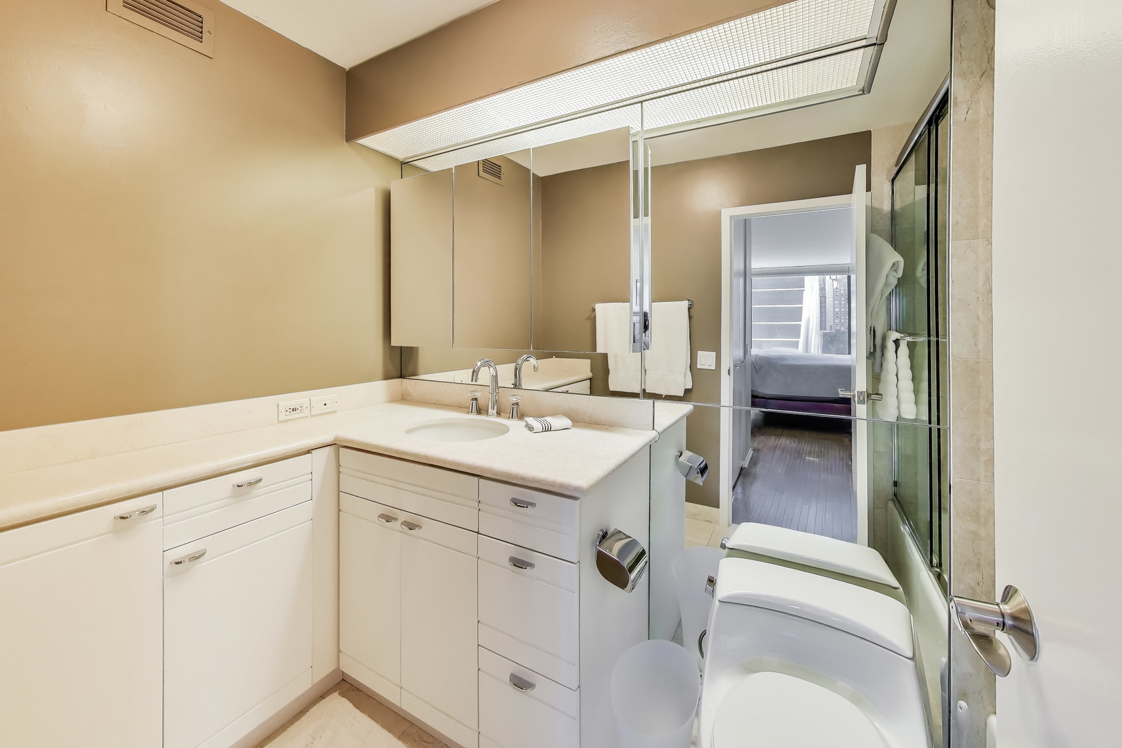 1555 N ASTOR Street Unit: 11SE