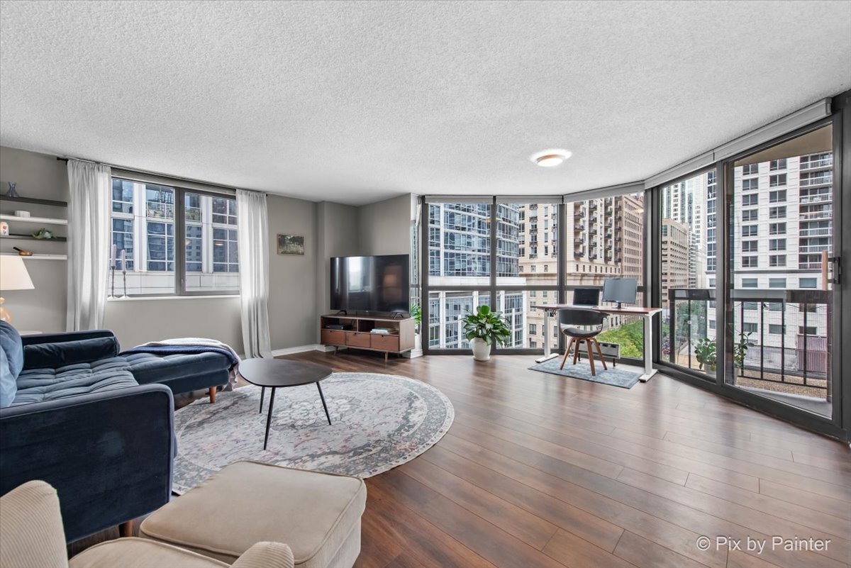 33 W Delaware Place Unit: 8B