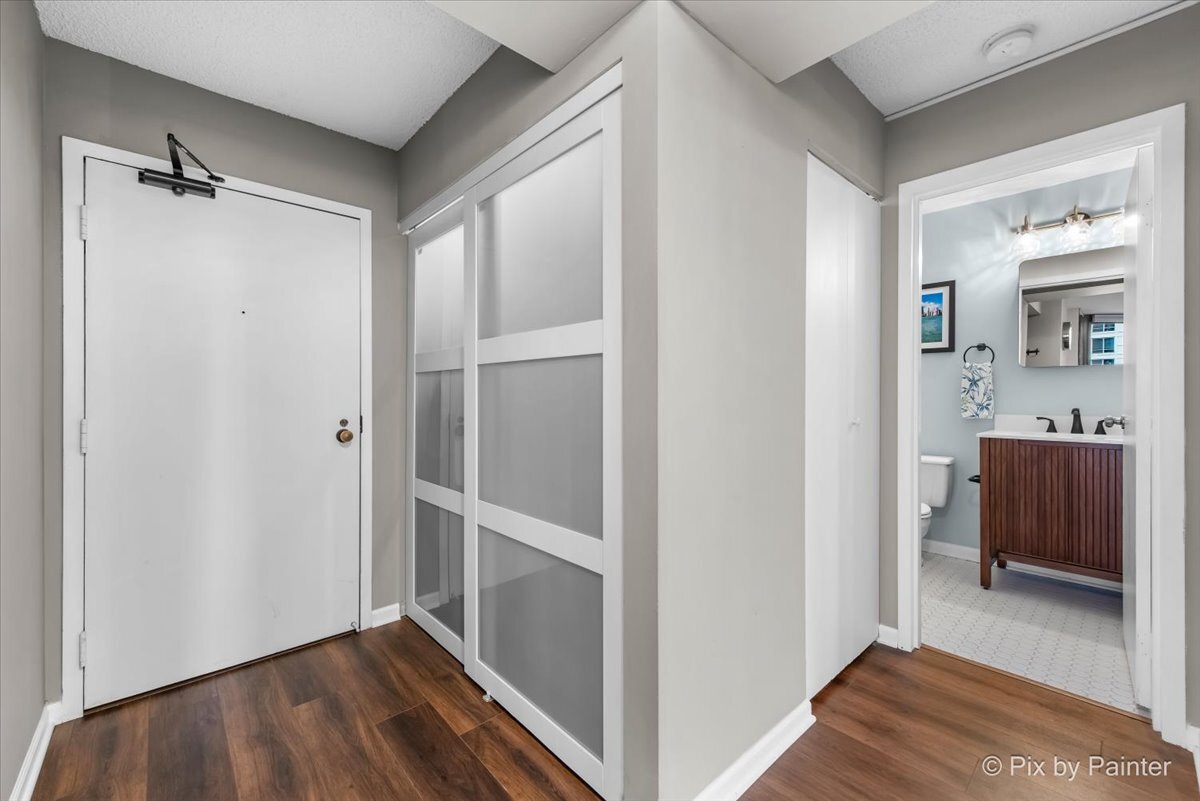 33 W Delaware Place Unit: 8B
