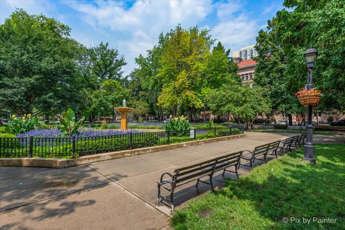 33 W Delaware Place Unit: 8B