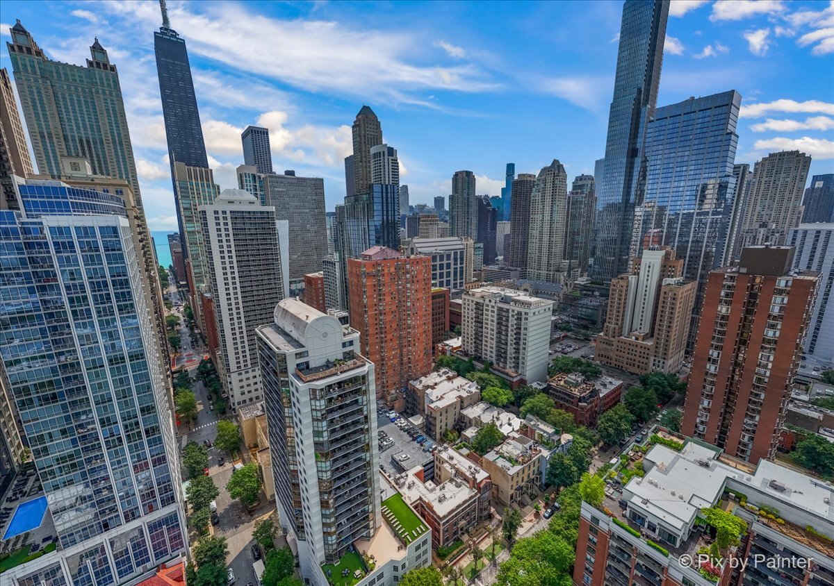 33 W Delaware Place Unit: 8B