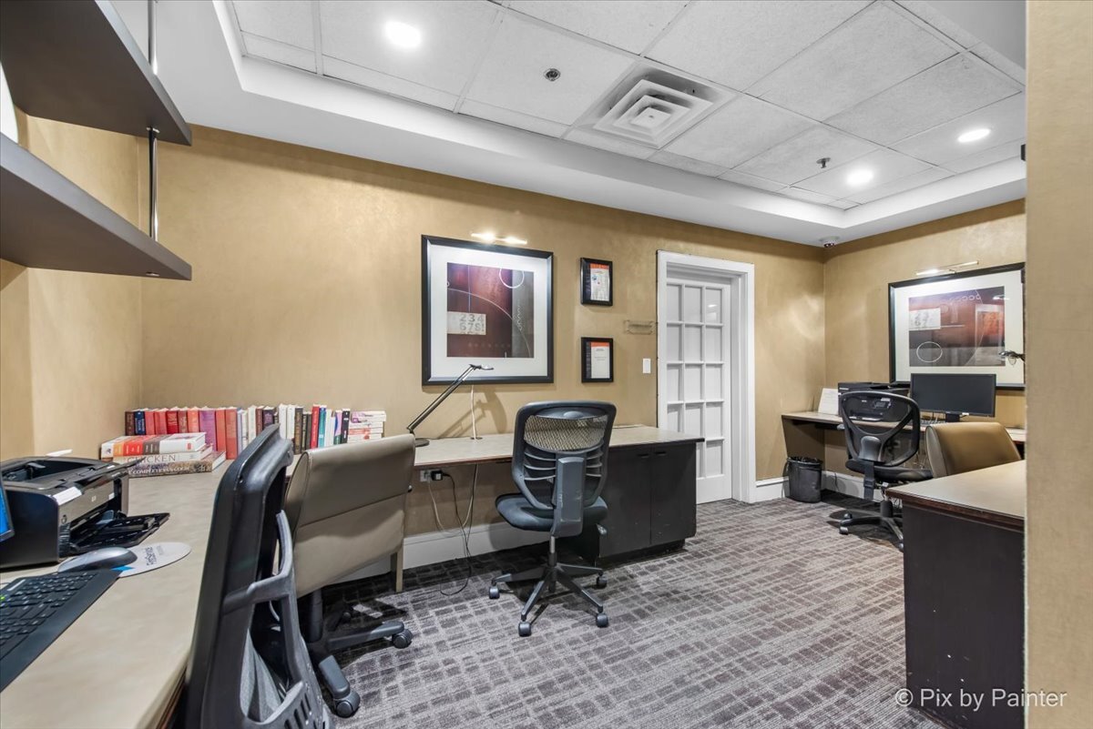33 W Delaware Place Unit: 8B