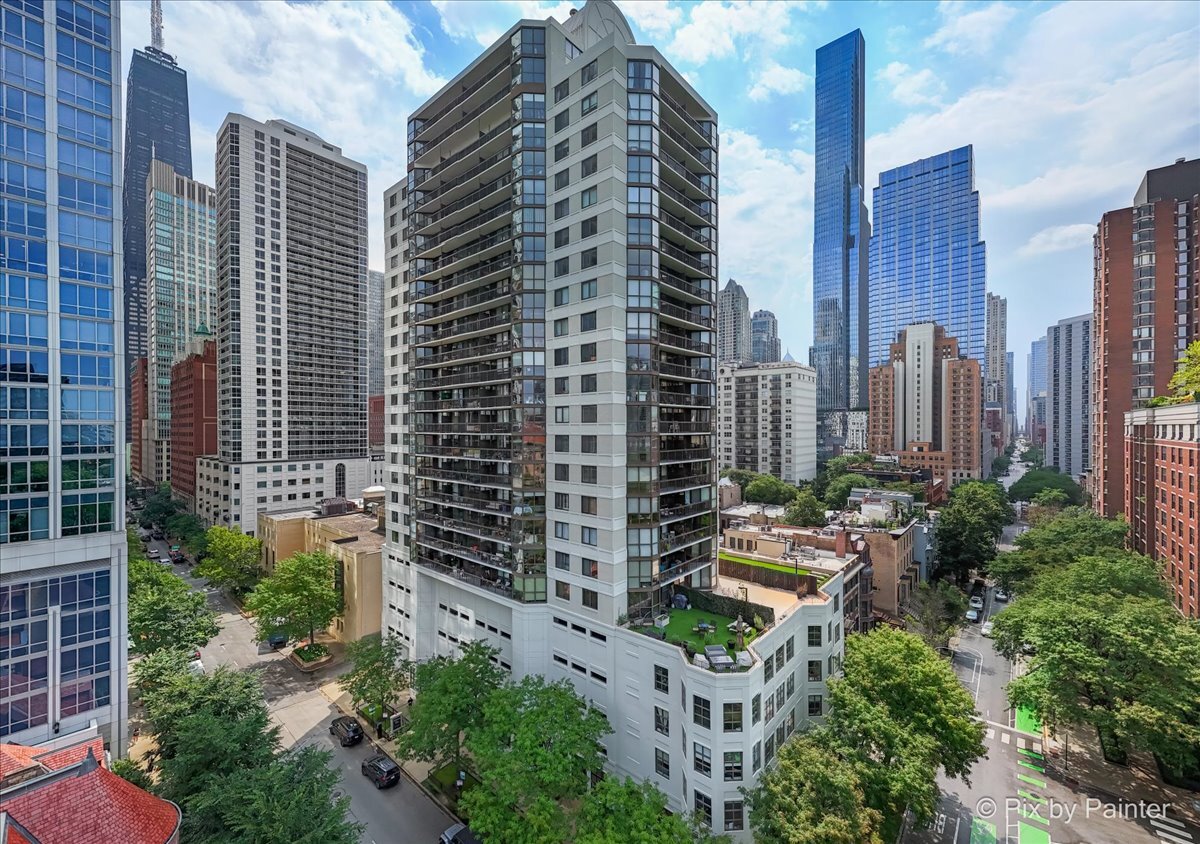 33 W Delaware Place Unit: 8B