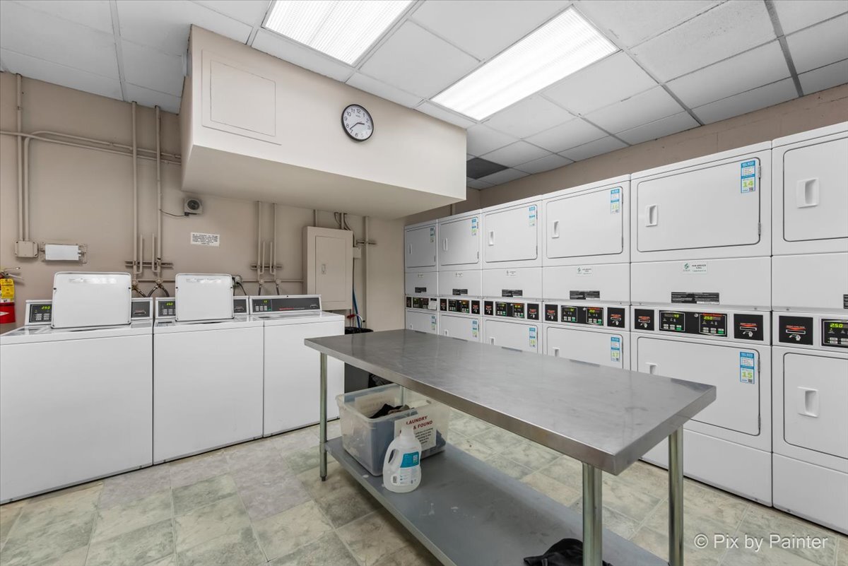 33 W Delaware Place Unit: 8B