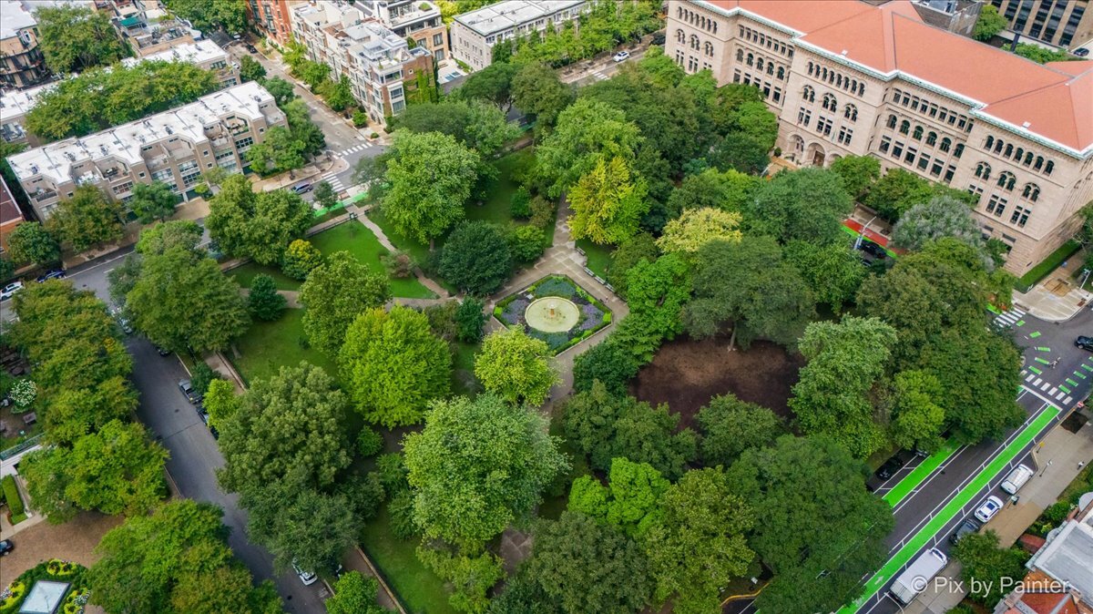33 W Delaware Place Unit: 8B