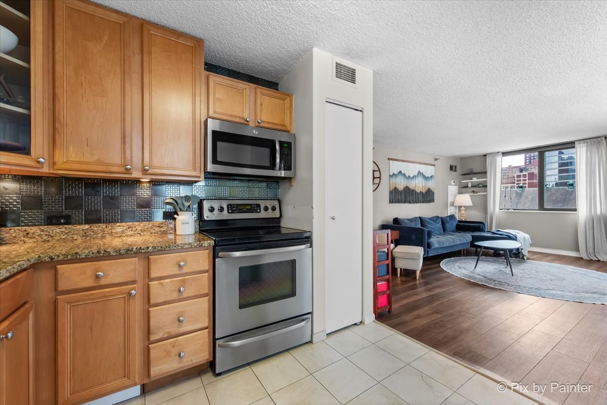 33 W Delaware Place Unit: 8B