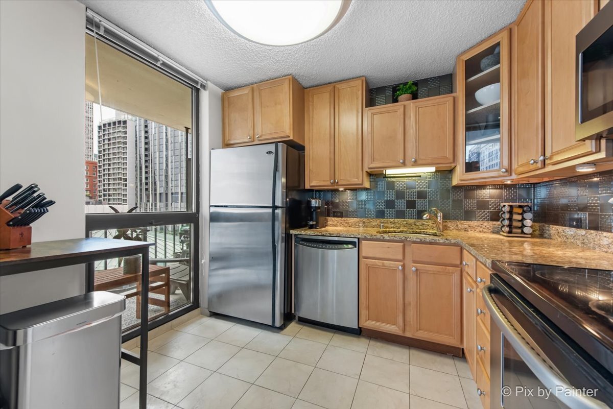 33 W Delaware Place Unit: 8B