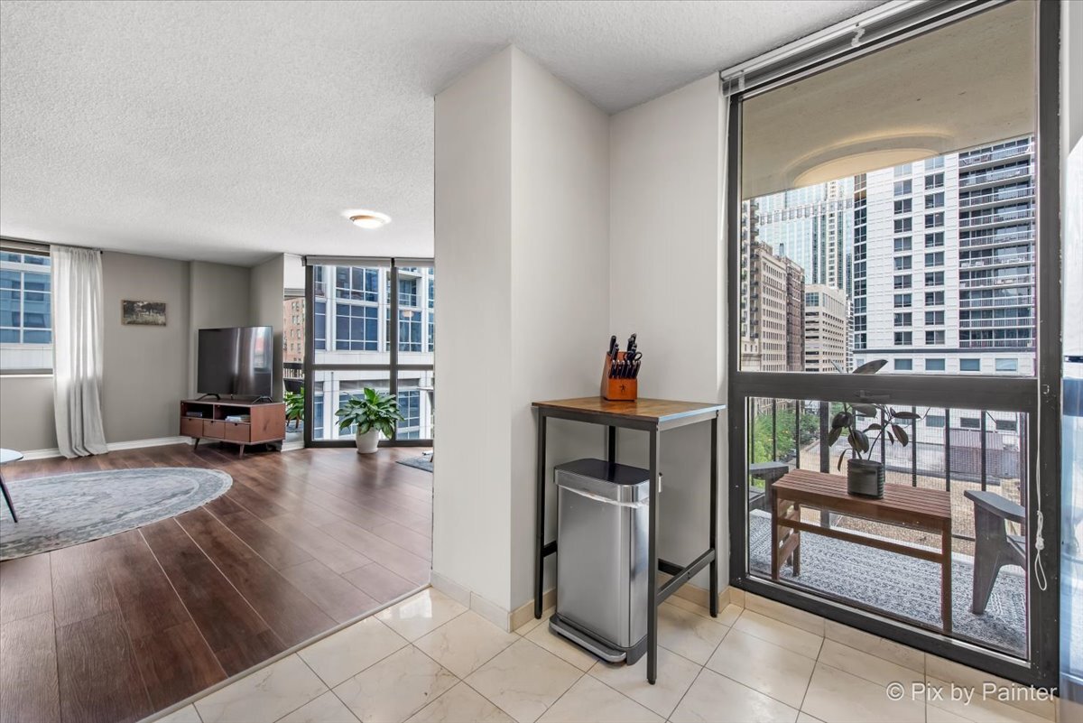 33 W Delaware Place Unit: 8B