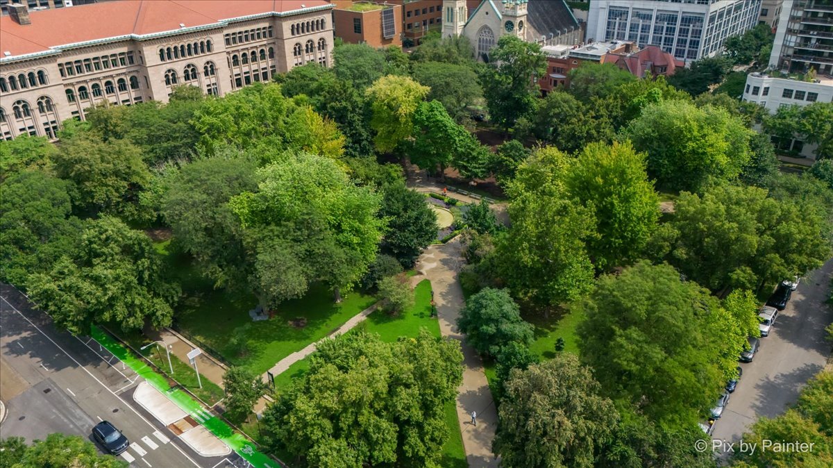 33 W Delaware Place Unit: 8B