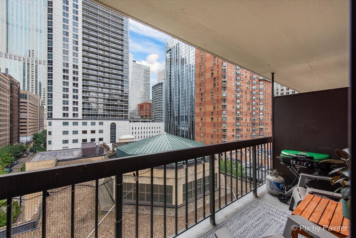 33 W Delaware Place Unit: 8B