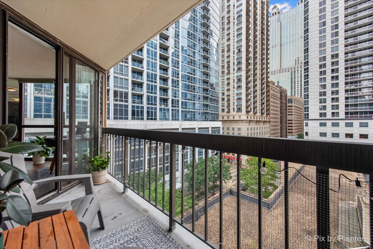 33 W Delaware Place Unit: 8B