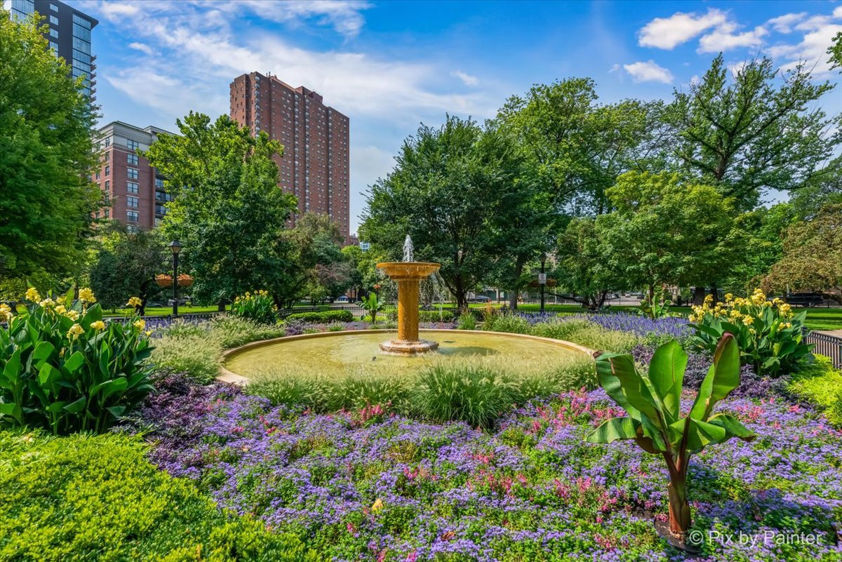 33 W Delaware Place Unit: 8B