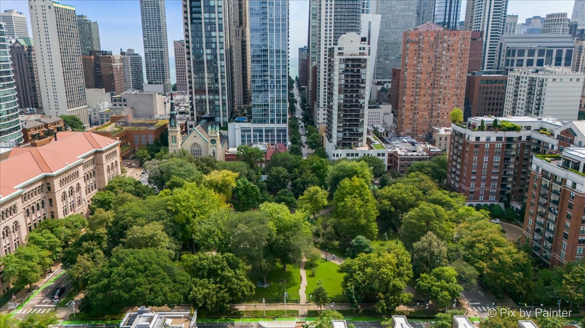 33 W Delaware Place Unit: 8B
